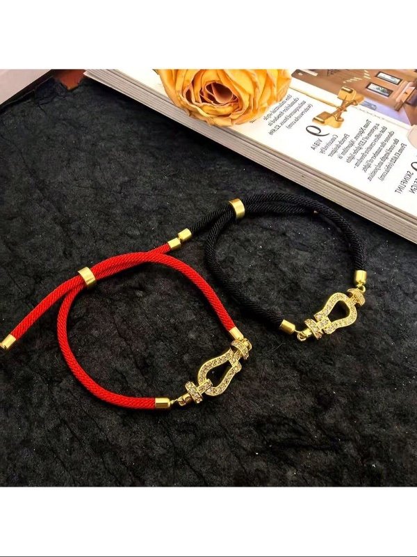 Bracelet en corde rouge ajustable avec fermoir en acier inoxydable