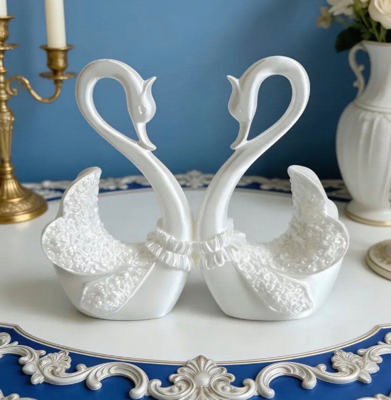 Statues de cygnes blancs