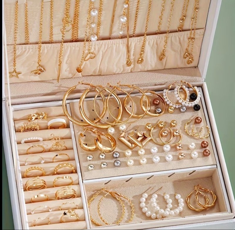 Ensemble de 86 colliers, boucles d'oreilles, bagues et clous