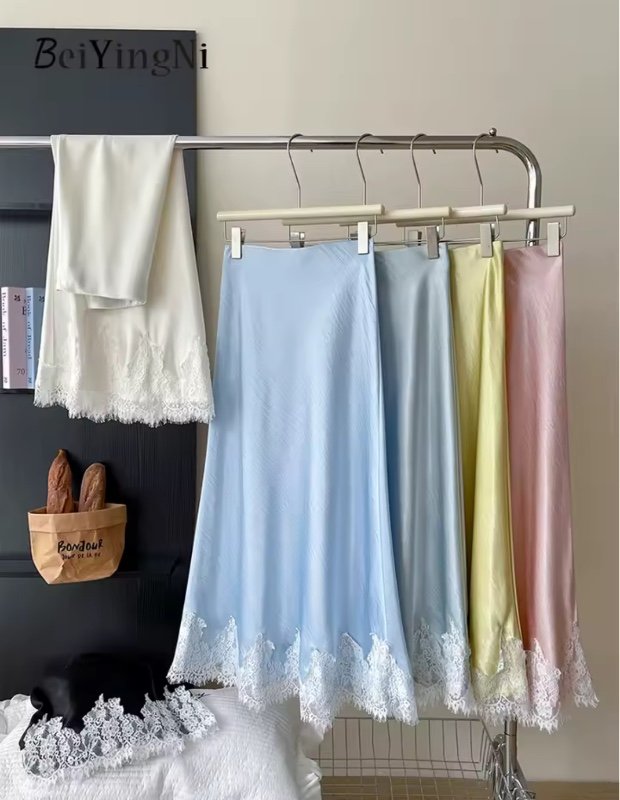 Jupe en satin avec dentelle