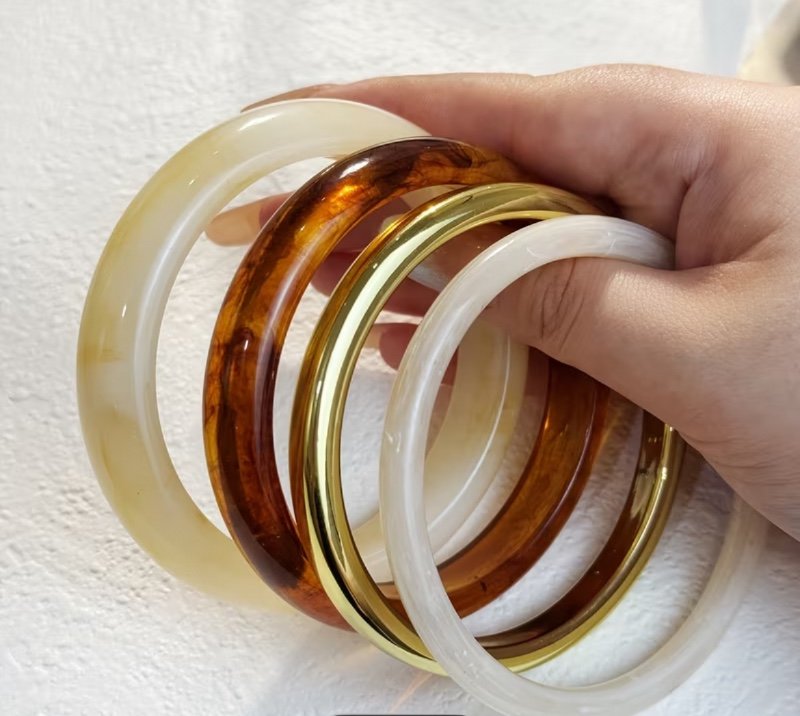 Ensemble de 4 bracelets et bracelets pour femmes au style bohème, avec une mixité de résine, d'acrylique et de bois pour un port en couches