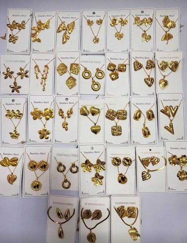 Ensemble de 24 bijoux en acier inoxydable orné de motifs géométriques en forme de cœur et de fleurs, inspiré du style oriental de Dubaï, pour une allure moderne et rayonnante.