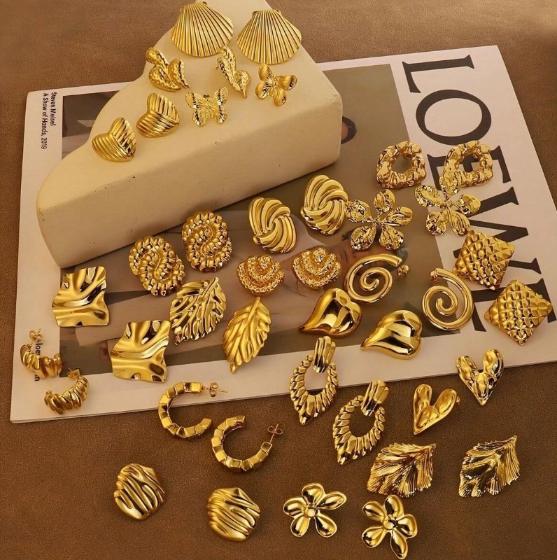 Boucles d'oreilles élégantes en acier inoxydable plaqué or 18 carats (lot de 24) - Styles variés (feuilles, fleurs, coquillages, motifs géométriques.