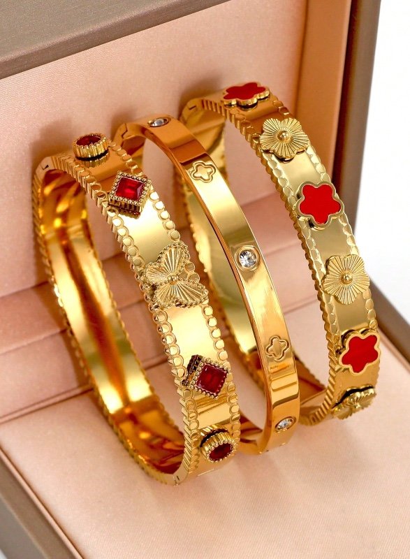 Bracelet en acier inoxydable orné de fleurs, de trèfles à quatre feuilles et de papillons. Idéal au quotidien pour une femme. Style bohème. Incrusté de zirconiums cubiques colorés. Bijou en or généreux, personnalisé, luxueux et élégant.