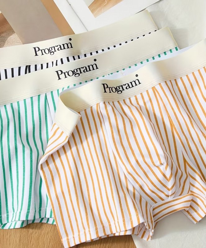 Lot de 3 boxers pour hommes avec un design rayé facile et un tissu à élasticité moyenne. Ces nouveaux boxers pour jeunes sont parfaits pour un usage quotidien décontracté.