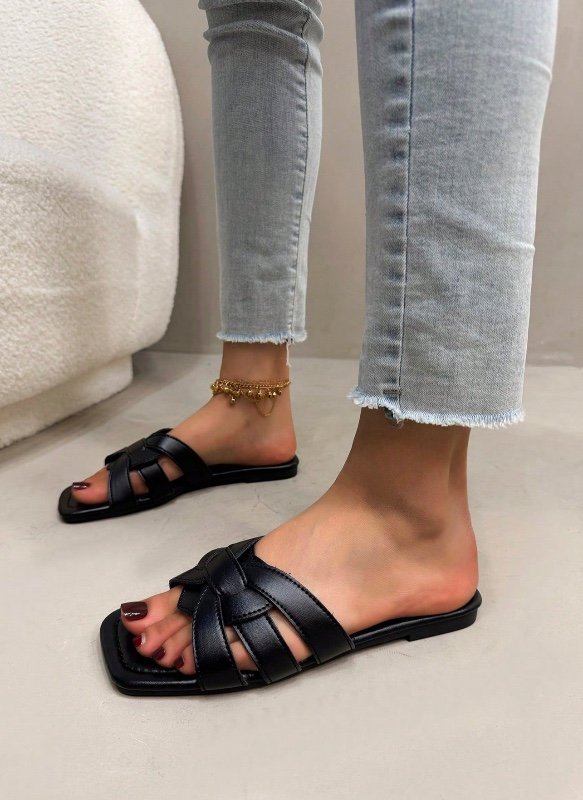 Sandales plates d'été pour femme, à enfiler, motif cœurs croisés, style minimaliste et tendance, couleur unie, bout ouvert, idéales pour les sorties décontractées, la plage, les vacances et la maison. Bout carré, légères, noires.