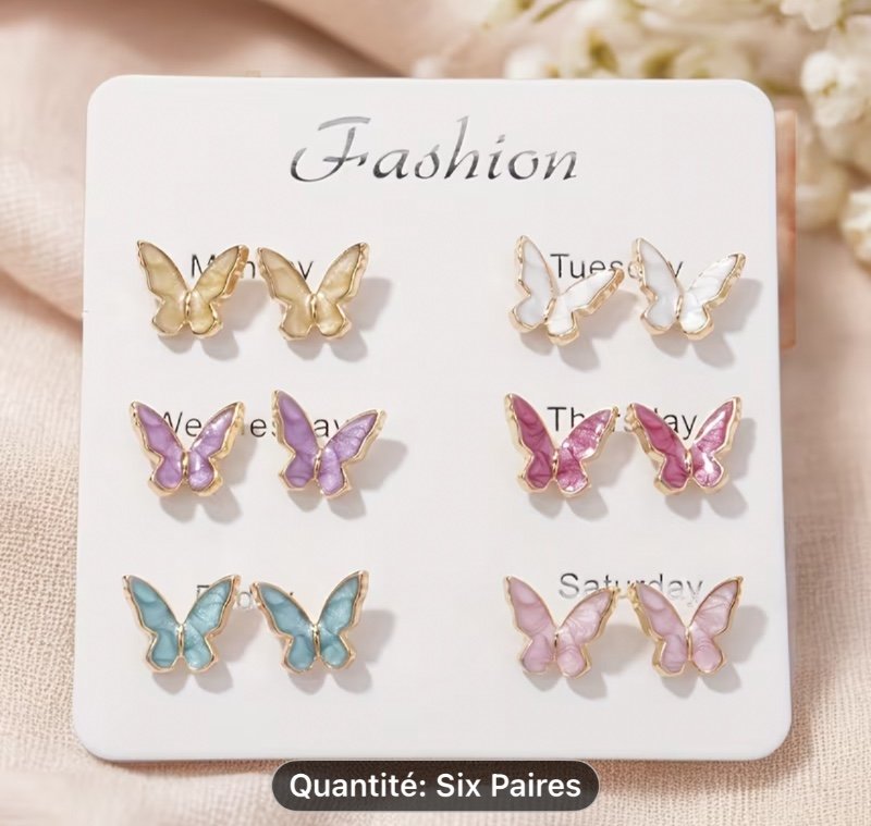 Six paires de boucles d'oreilles en forme de papillon, dorées, rouges, vertes et roses.