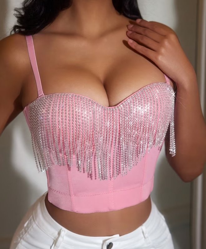 Un haut élégant et romantique avec des franges de strass roses et des bretelles réglables, parfait pour les fêtes de festivals de musique d'été
