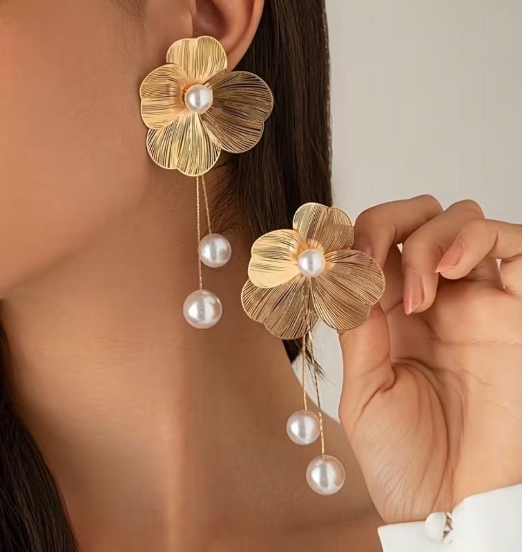 1 Paire de Boucles d'Oreilles Bohèmes Style Bohème Feuille de Ginkgo Fleur Ligne Métallique Irrégulière Tendance Tendance Versatile Gland Fausse Perle