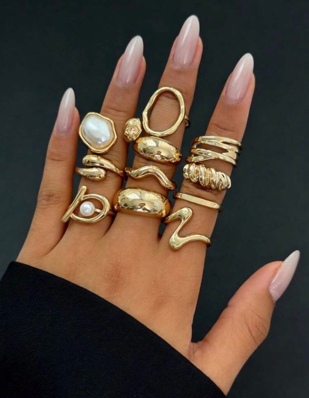 11 pièces/set Bague charm vintage à la mode avec perles fausses géométriques asymétriques et motifs ajourés. Bijoux de luxe et glamour pour les fêtes, les mariages, les vacances, les séances photo de rue. Cadeau de bijoux polyvalent pour femmes.