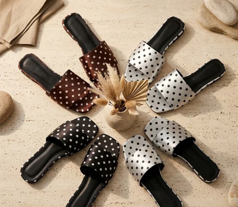Sandales plates en satin à pois pour femmes, élégantes chaussons à enfiler à bout ouvert, chaussures de plage d'été style rétro français, pantoufles décontractées d'extérieur confortables, chaussures pour femmes