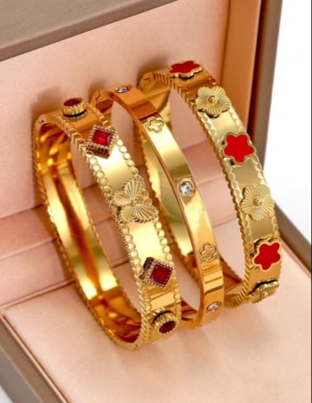 Bracelet en acier inoxydable plaqué or 18 carats, orné de fleurs, de trèfles à quatre feuilles et de papillons. Idéal au quotidien pour un style bohème. Incrusté de zirconiums cubiques colorés. Un bijou généreux, personnalisé, luxueux et élégant