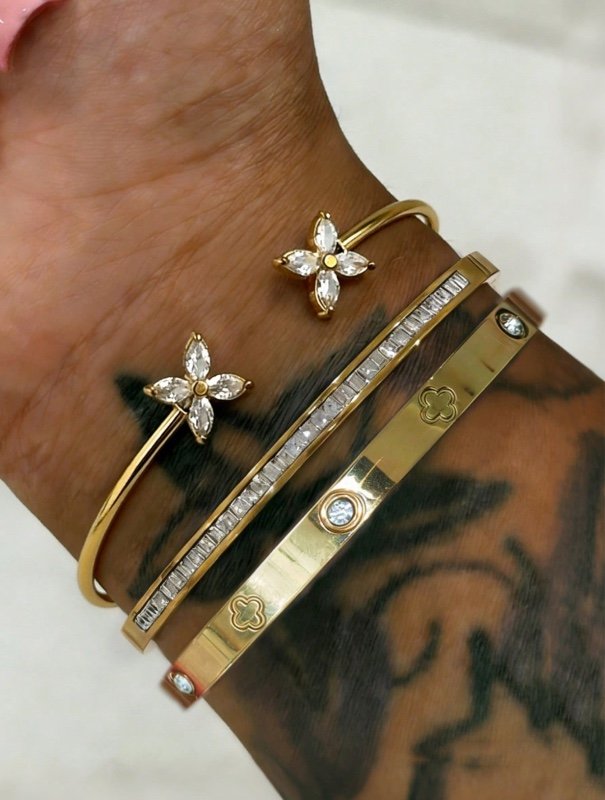 Ensemble de 1 ou 3 bracelets joncs en acier inoxydable plaqué or 18 carats avec cristaux et motif trèfle, idéal pour un usage quotidien, un cadeau ou un accessoire tendance.