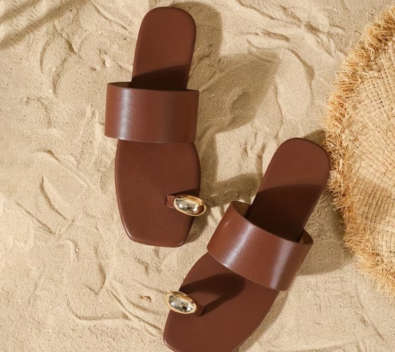 Sandales plates pour femme, nouveau style été 2026, bout carré, bride de cheville avec boucle métallique, semelle souple antidérapante, polyvalentes, décontractées, pour l'extérieur, chaussons plats .