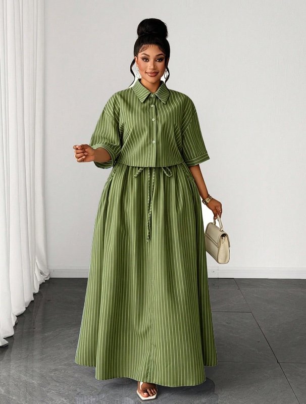 Ensemble 2 pièces Maweii pour femme grande taille : chemise à manches courtes rayée bleue et blanche à col et jupe longue à taille nouée.