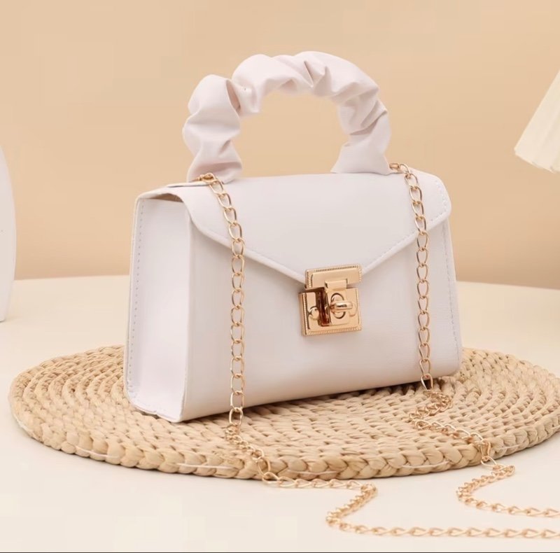 Sac à bandoulière pour femme avec dragonne et chaîne amovibles et fermoir à bascule