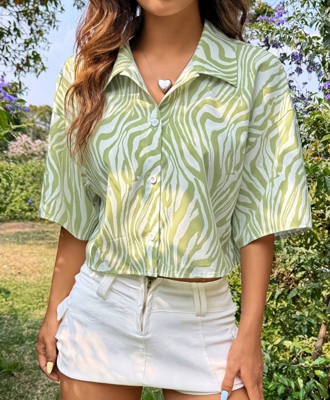 Chemise élégante verte à rayures zébrées pour femme, manches courtes tombantes, coupe loose et cropped, col classique, fermeture à un bouton, lavable en machine, pour tenue décontractée ou formelle, mode estivale, vêtement durable, blouse imprimée