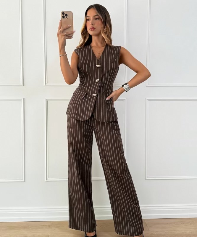 Ensemble décontracté 2 pièces pour femme, tenue de bureau/trajectoire minimaliste à rayures marron, ensemble pantalon sans manches orné de métal, ensemble gilet simple, ensemble gilet de bureau/trajectoire, adapté aux trajets quotidiens. Superposition d'a