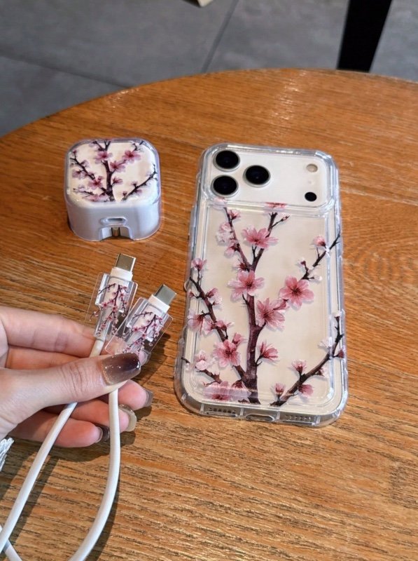 Ensemble de 4 pièces (1 étui de téléphone antichoc + 1 protecteur de chargeur Apple 20W UK + 2 clips de câble de données) Motif de fleurs de prunier rose peint aux UV, convient pour le chargeur standard 20W UK pour iPhone 17/17PRO/17PROMAX/AIR/16/16pro/16