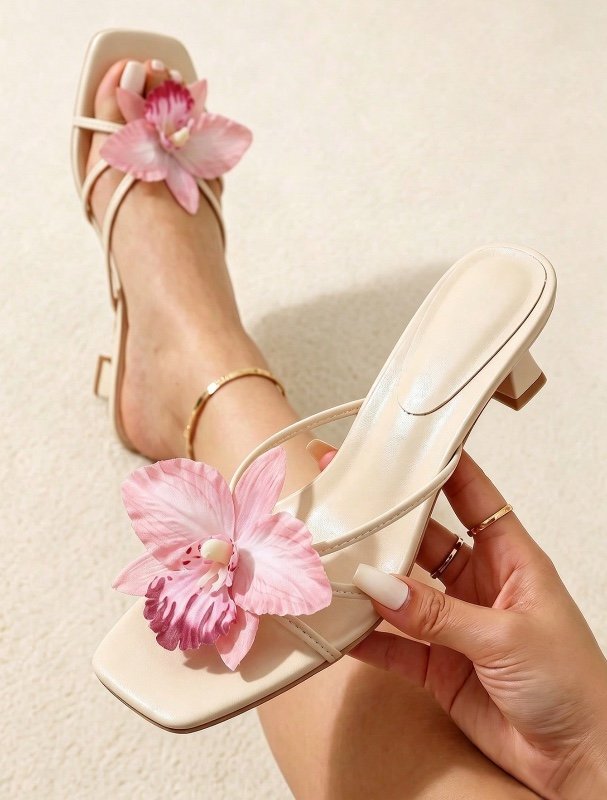 Nouvelles sandales d'été décontractées de style vacances pour femmes, avec décoration florale, bout carré et talon kitten. Beige + fleur rose (direction de la fleur aléatoire)