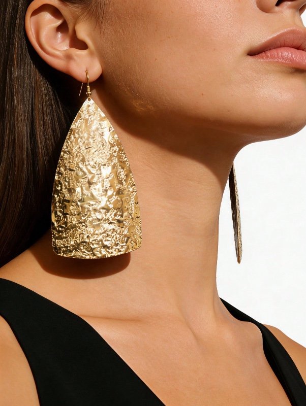 1 paire de boucles d'oreilles pendantes en forme de goutte d'eau dorées à texture martelée, style bohème européen et américain. Texture métallique, convient pour la plage, les fêtes, les festivals de musique, affinante et élégante