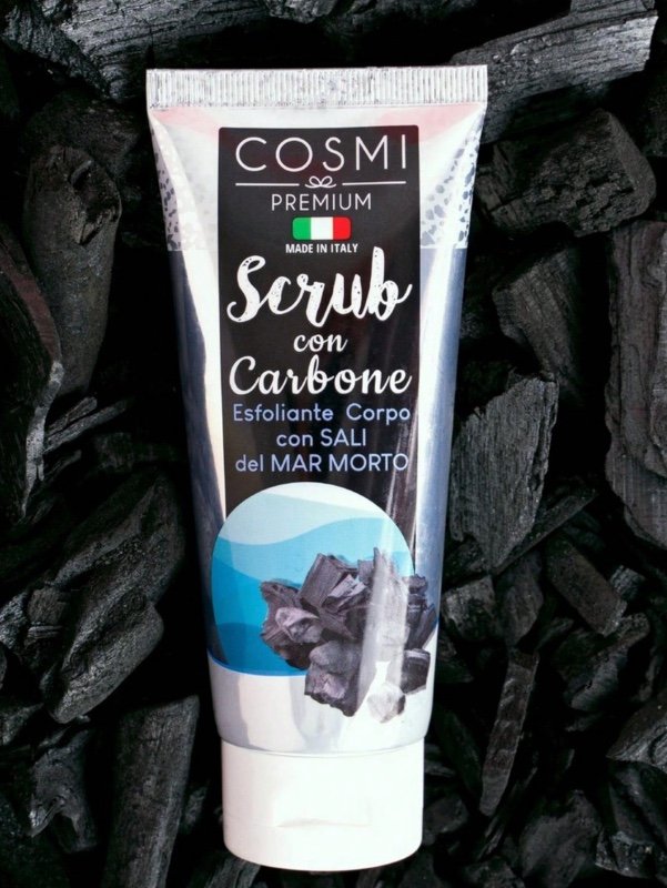 COSMI MILANO Fabriqué en Italie, gommage corporel 100 ml aux sels de Morte, exfoliant naturel pour une peau lisse et éclatante. Sa formule douce au charbon, café, grenade, amandes et aloe vera est idéale pour purifier, hydrater et régénérer la peau.