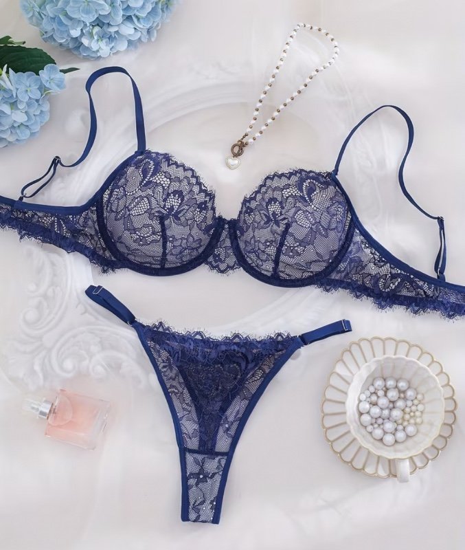 Ensemble 2 pièces de lingerie sexy et tendance en dentelle pour cils, avec des sangles et un effet "temptation"