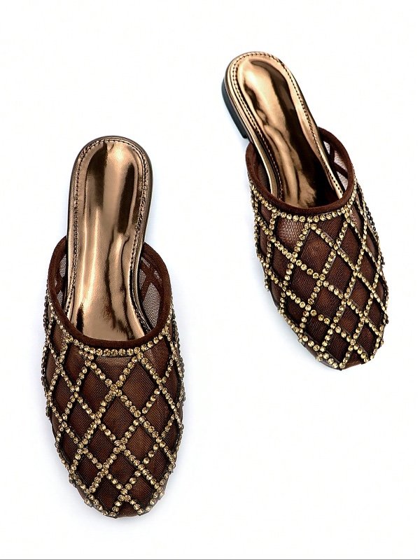 Sandales plates mules à bout carré  marron chocolat avec décor de maille ajourée entièrement orné de strass. Confortables et convenant pour le port quotidien et les tenues de fête, printemps-été.