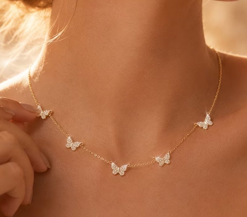 Chaîne avec pendentif papillon pour femmes, collier papillon exquis plaqué or 18 carats, collier à couches étincelantes.