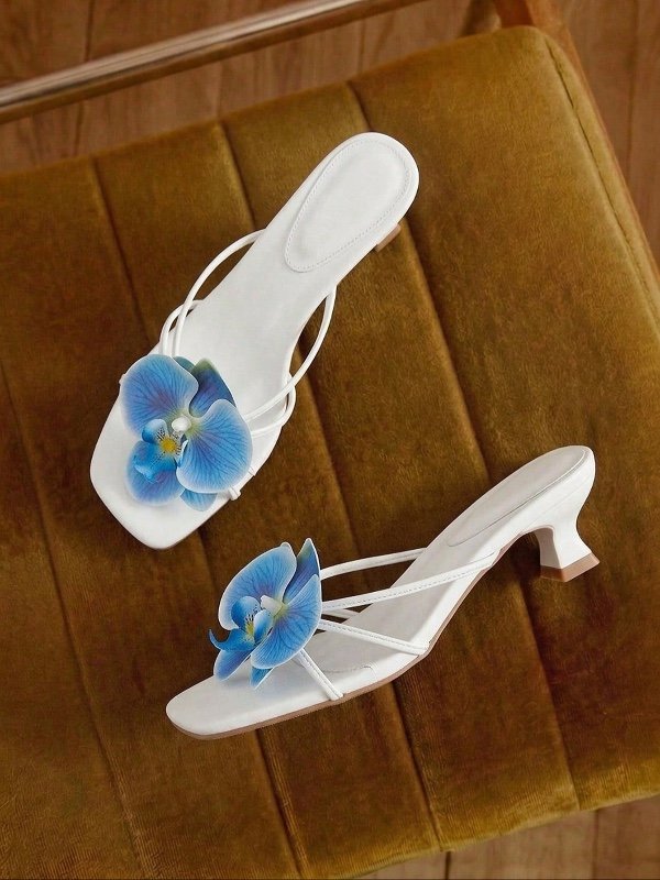 Eladyva Nouvelles sandales à talons hauts décorées de fleurs bleues 3D, talons hauts élégants à talon bas, convenant pour la plage, les fêtes, les rendez-vous et la saison des mariages. À porter avec un bikini, une robe, des sandales à talons hauts élégan