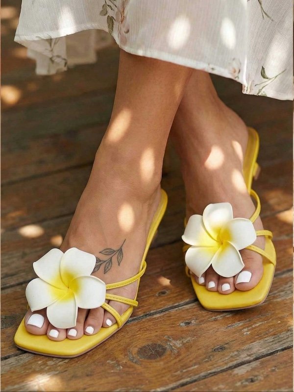 Sandales à talon de chaton à rayures jaunes et décor d'hibiscus pour femmes, convenant pour un usage quotidien, les vacances, la plage, les rendez-vous et autres occasions