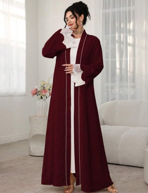 Al Najma Robe ample à col et poignets contrastés avec dentelle.
