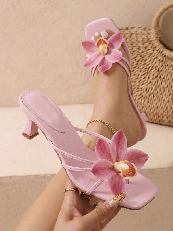 Sandales roses à enfiler pour femme, style minimaliste et estival à rayures, avec petit talon et motif floral en relief (3D). Idéales pour le quotidien, les vacances, la plage, les rendez-vous et autres occasions. Sandales élégantes, tongs, chaussures à p