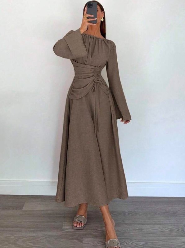 Robe élégante marron pour femme Siren Gaze, à col rond et manches cloche. Idéale pour l’automne, avec un motif à rayures, une taille froncée et une ceinture à nouer qui met la silhouette en valeur. Parfaite pour un dîner, le travail dans un style business