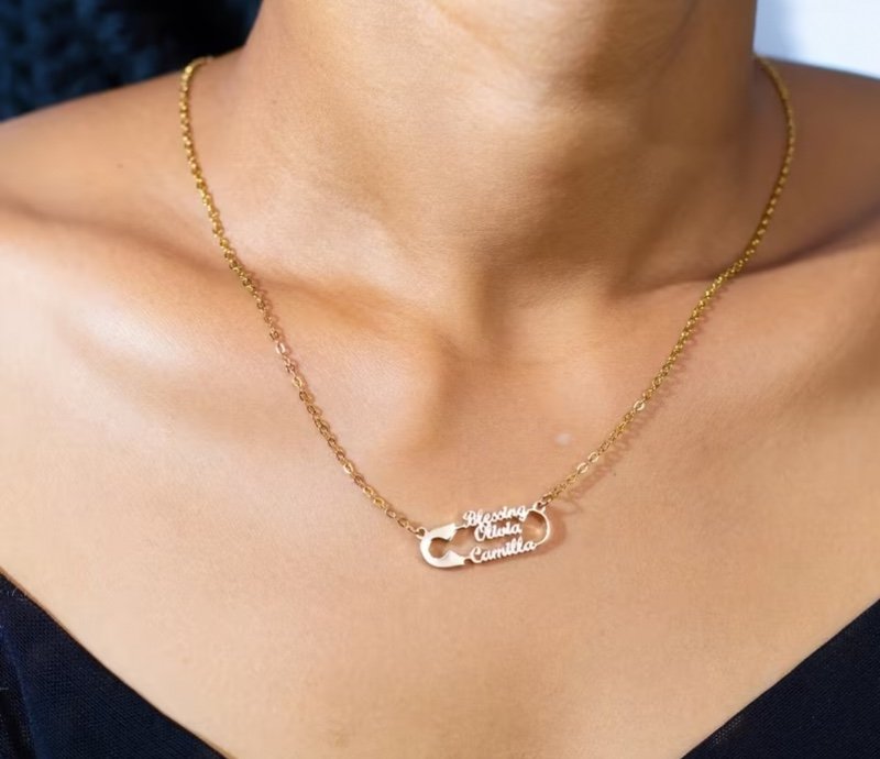 Collier Nom en Acier Inoxydable Personnalisable - Design Élégant & Simple avec Chaîne Trombone, Pendentif Personnalisé 1-4 Noms de Famille - Cadeau Idéal pour la Fête des Mères pour Femmes
