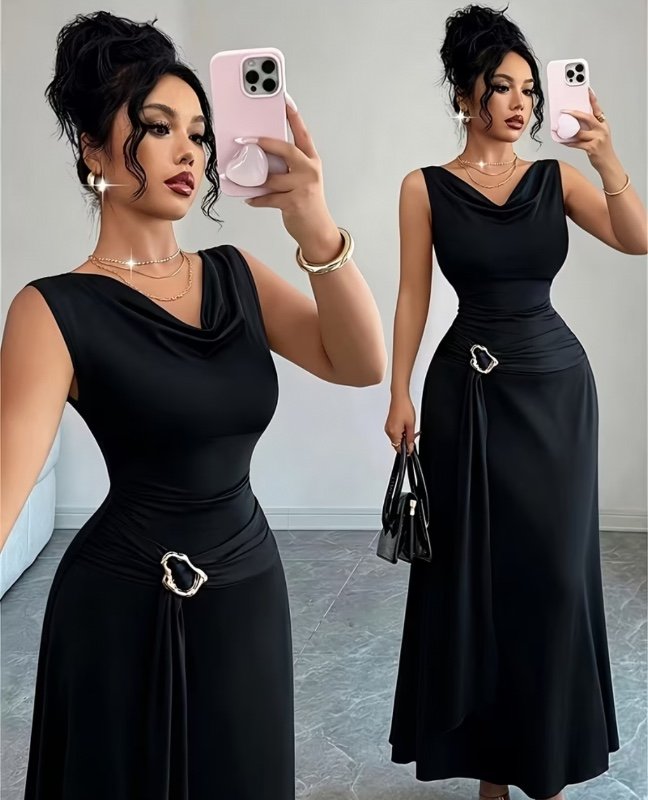 Robe longue moulante pour femme avec manches bouffantes, taille cintrée par une boucle métallique ; une tenue élégante et raffinée, idéale pour une soirée