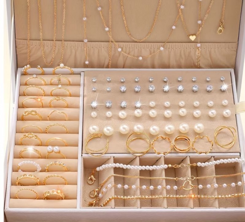 Ensemble de bijoux 4 en 1 (83 pièces) au design élégant et tendance (motif cœur) : bague, boucles d'oreilles, collier et bracelet. Idéal pour les vacances, les soirées, les rendez-vous ou le quotidien. Assorti et harmonieux (sans boîte).