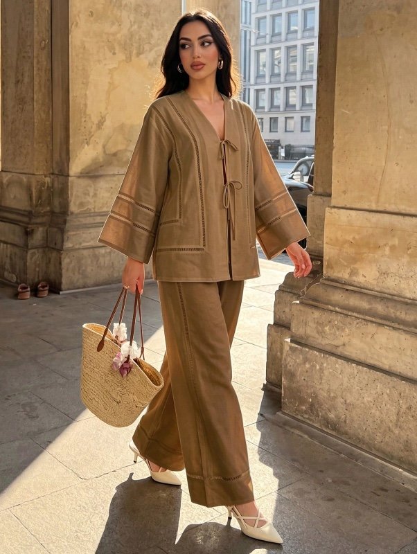 Ensemble deux pièces Elenzga pour femme : chemise ouverte sur le devant avec nœud et bordure en dentelle, et pantalon.