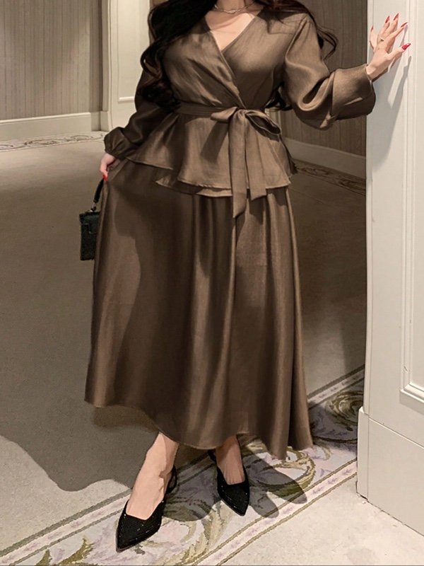 Ensemble deux pièces Dazy Plus grandes tailles pour femme : chemise élégante unie à col en V et ceinture, avec jupe trapèze (Printemps/Été)