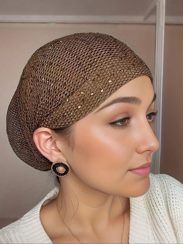 Bonnet élégant pour femme en maille ajourée unie, orné de strass ; modèle extensible et tendance façon turban