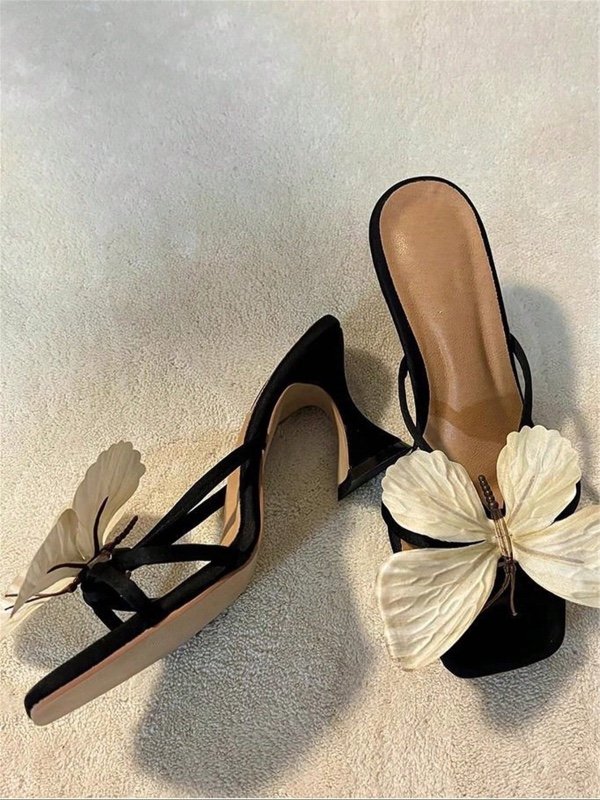 Sandales noires polyvalentes pour femme : bout rond, élégant motif papillon, modèle à enfiler, talon épais (style « kitten heel »), idéales pour les tenues printemps-été.