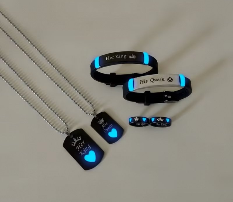 Ensemble de 6 pièces (collier, bracelet, bague) pour couple en acier inoxydable, motif cœur et couronne phosphorescents « Her King / His Queen » ; bijoux tendance pour femme, cadeau idéal pour une promesse d'amour.