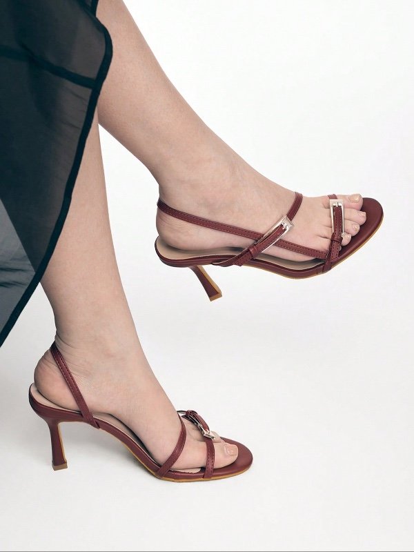 Sandales romaines avant-gardistes pour femme Mnmlis : bout rond, bride arrière avec boucle, talon sexy et style tendance.