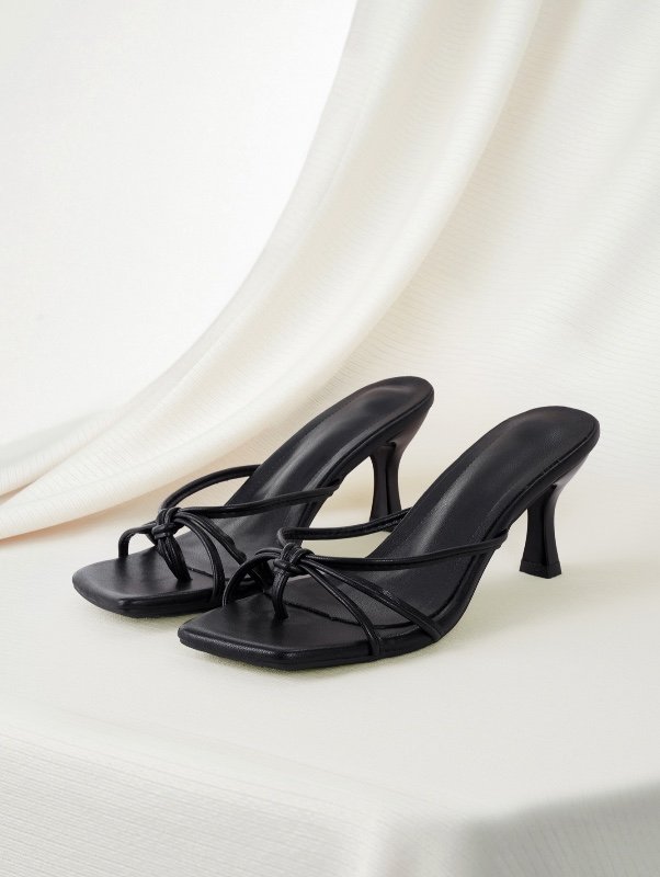 Sandales noires à enfiler Clariva : bout carré, talons aiguilles, brides croisées multiples ; mules tendance à talons hauts, talons noirs confortables, petits talons (kitten heels) ; idéales