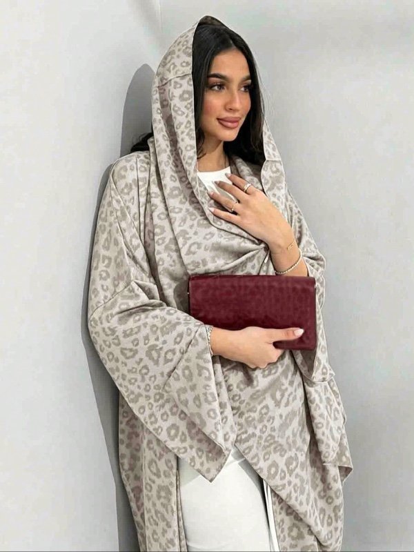 Ensemble 2 pièces au style minimaliste et tendance, taille unique ; comprend une robe longue unie (style Moyen-Orient) avec motif léopard noir mat et une écharpe assortie ; robe élégante ouverte sur le devant.