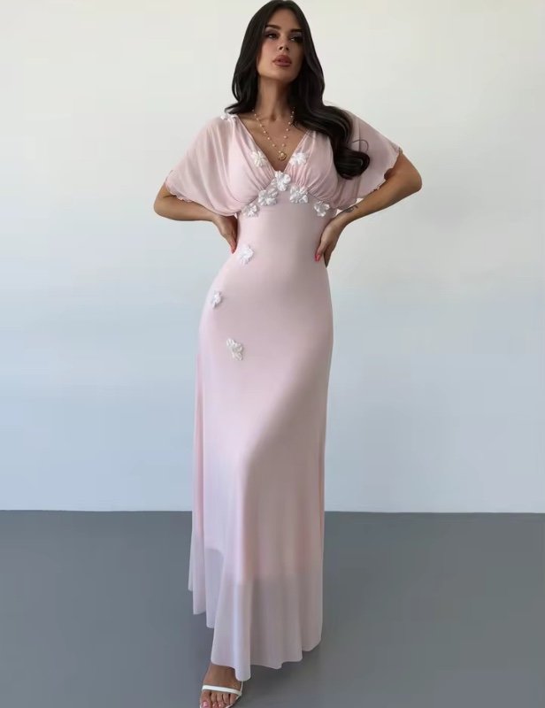 Robe longue rose en maille à col en V avec fleurs en relief à la taille, idéale pour les sorties romantiques estivales, les loisirs et les vacances à la plage.