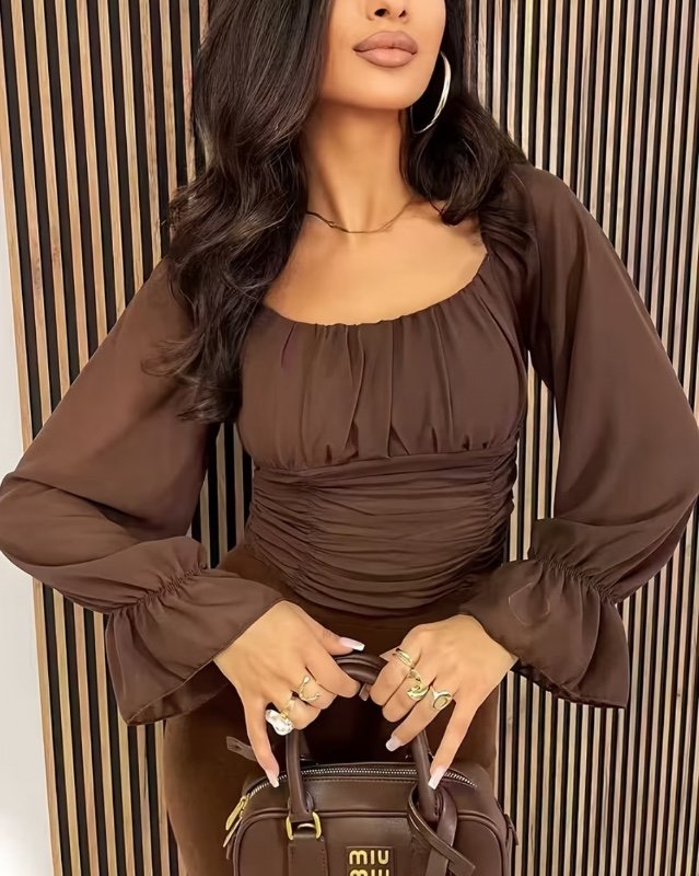 Haut marron foncé pour femme (collection Printemps/Été) – Haut élégant et ajusté couleur chocolat ; coupe cintrée, col rond, poignets évasés, haut tendance pour les soirées