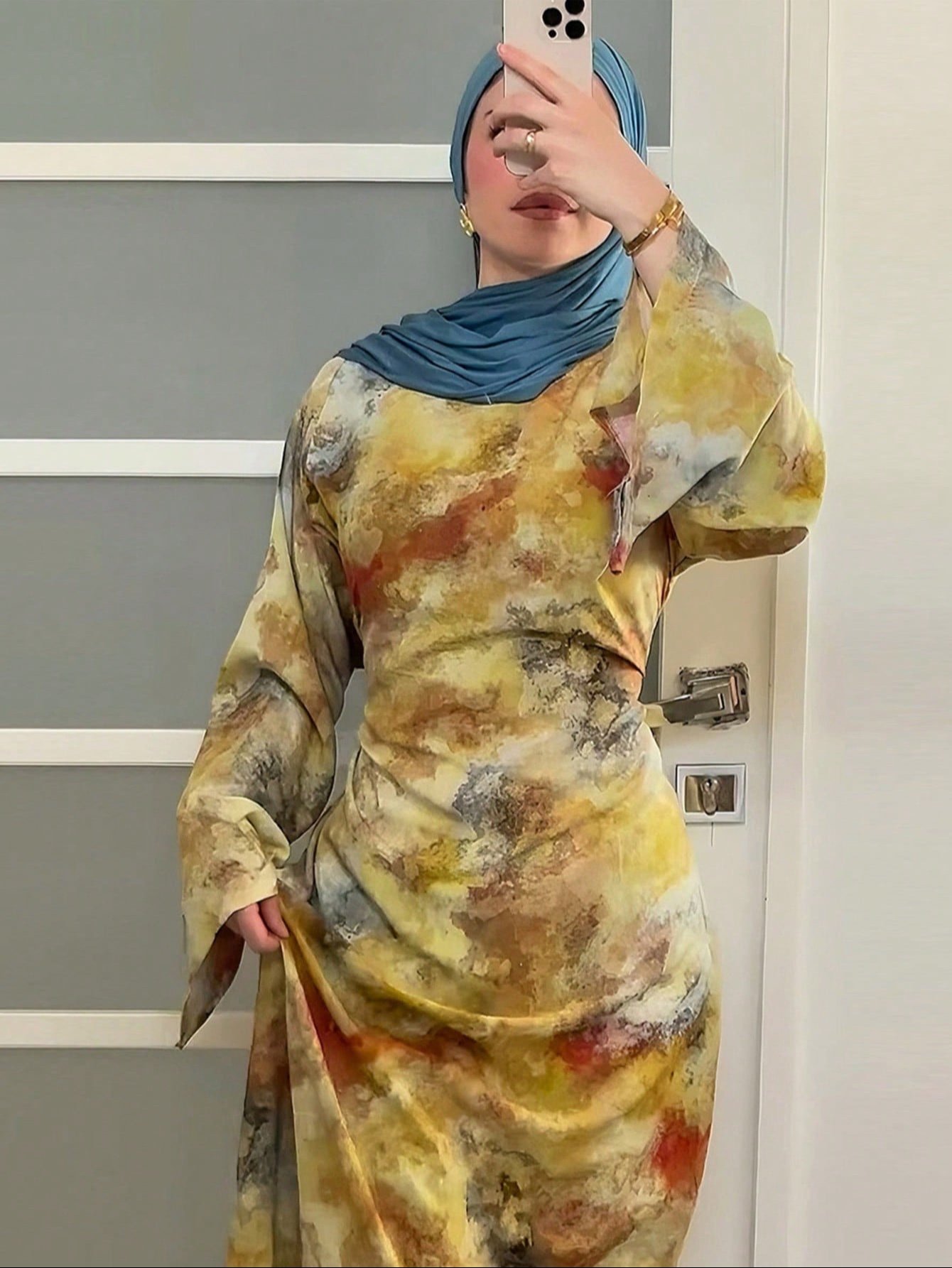 Robe abaya vintage pour femme à manches longues et motif tie-dye, longue robe élégante de style moyen-oriental avec col rond, manches évasées et taille nouée.