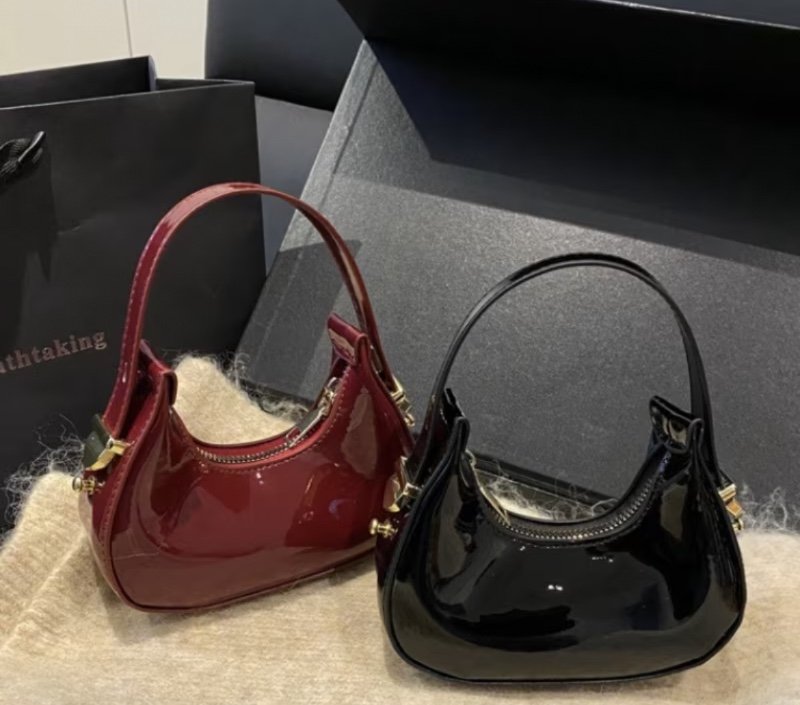Petit sac à main pour femme, mini sac porté épaule rétro en forme de croissant avec fermeture zippée et finitions robustes et sécurisées. Doté d'une anse courte et d'un espace compact pour rouge à lèvres, cartes et écouteurs ; idéal pour les rendez-vous,