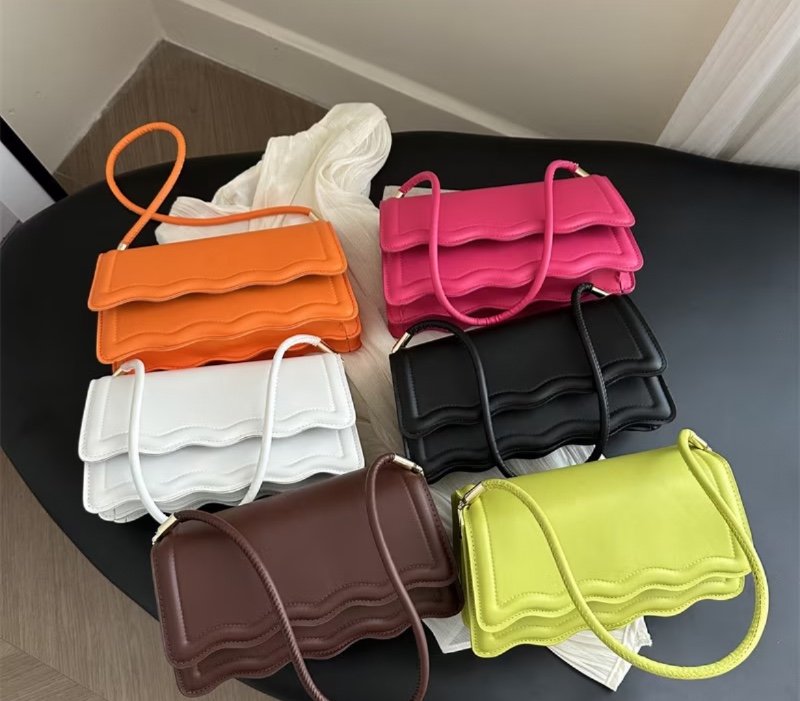 Sac à bandoulière pour femme à bord ondulé, avec rabat et boucle décorative – Mini-sac idéal pour les trajets quotidiens, le travail ou un look décontracté (porté sous le bras)